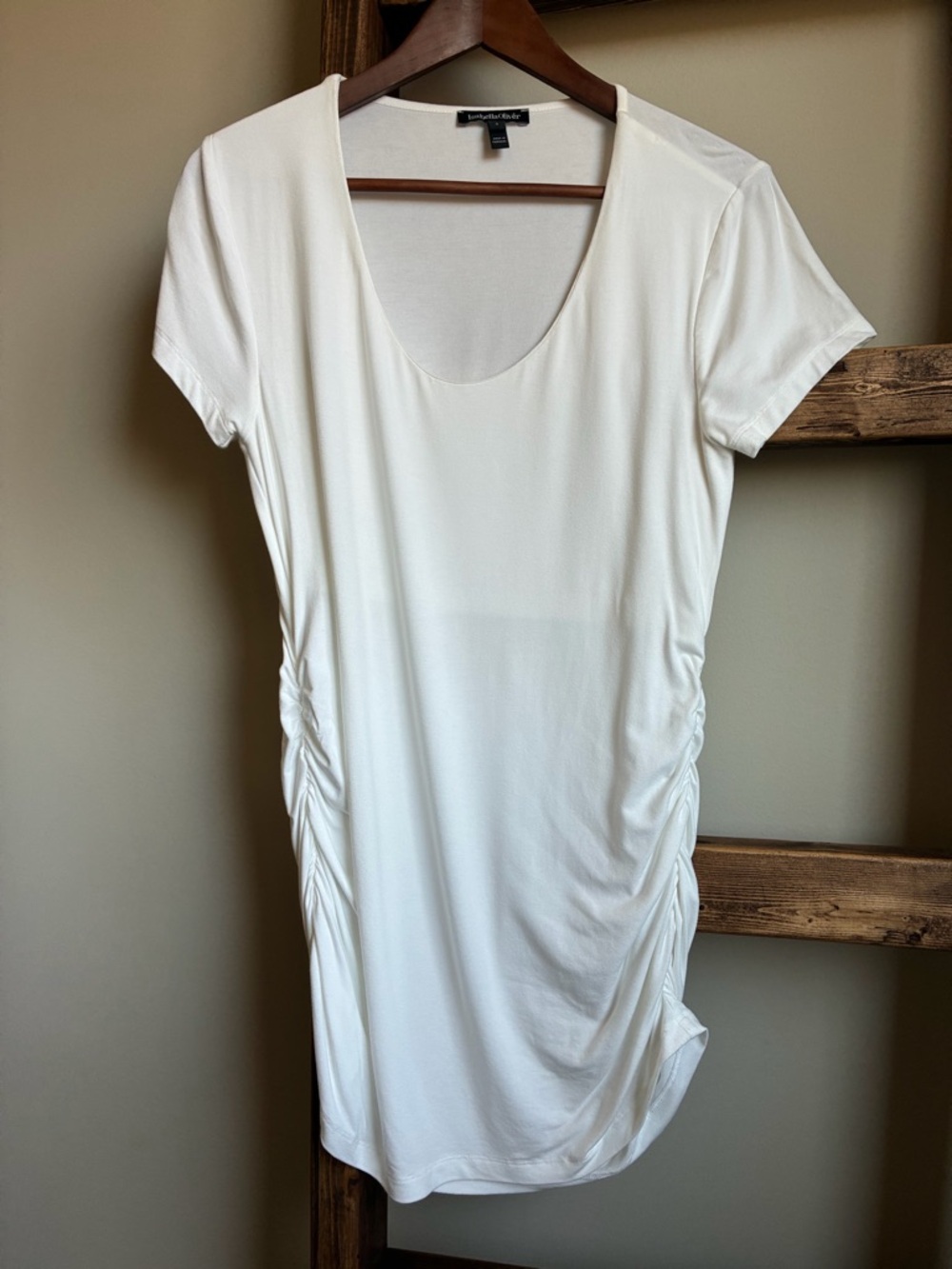 Isabella Oliver White Ruched Maternity Top Size 4 (US 10) Lined Bust Area